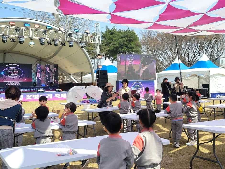 김제 꽃빛드리축제 산책로에 만개한 분홍빛 벚꽃 터널과 봄 풍경